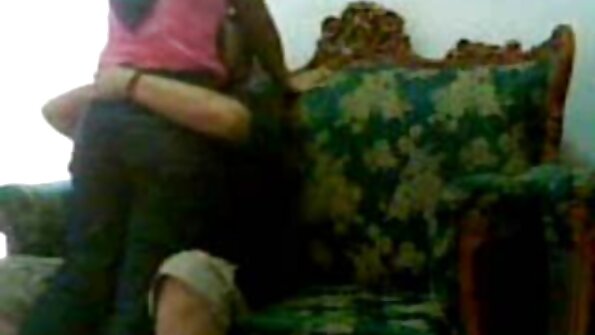 امرأة سمراء ذات ثدي طبيعي تضع فمها افلام سكس رومانسيه طويله على ديك لتمتص